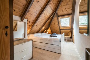 2 bedrooms, iron/ironing board, travel cot, free WiFi