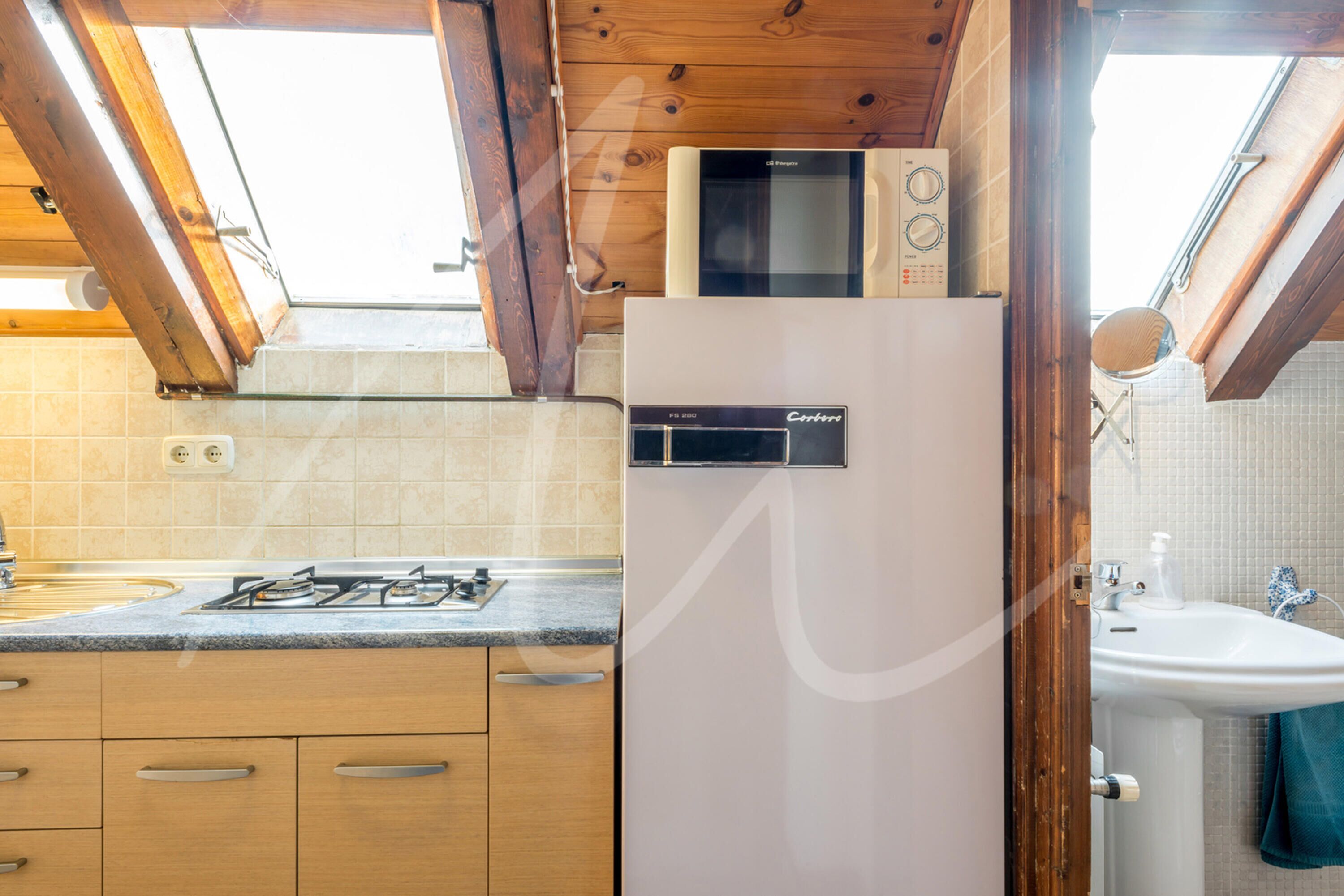 Een koelkast, een microgolfoven, een oven