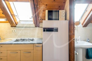 Frigorífico, microondas, horno y cafetera o tetera