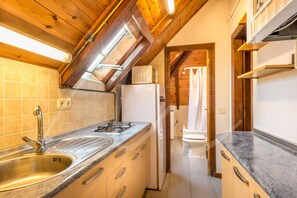 Fridge, microwave, oven, coffee/tea maker