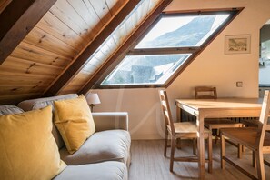 Unclassified image, 4 of 25, button - Brahets (Garós)