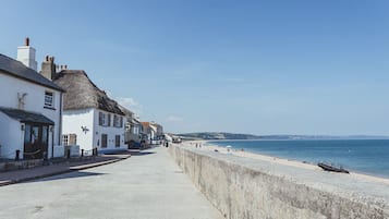 Ligstoelen aan het strand