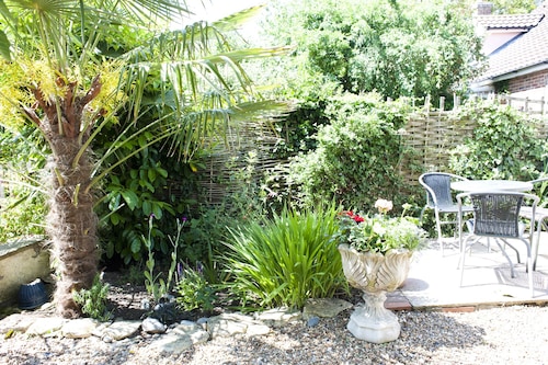 Little Chequers is a pretty pet friendly cottage , sleeps 3. close to Aldeburgh
