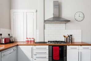 Réfrigérateur, four à micro-ondes, un four, surface de cuisson