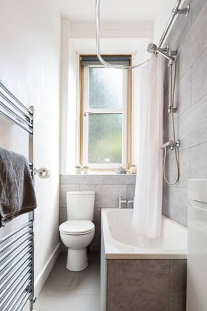 Kostenlose Toilettenartikel, Haartrockner, Handtücher