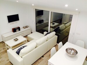 Smart-tv, een dvd-speler, boeken en een stereo