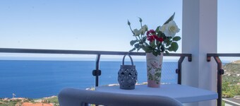 avslappende - panoramautsikt - fjell og sjø - med grill