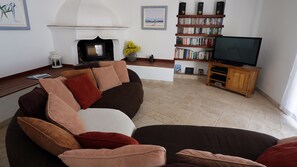 TV connectée, cheminée, lecteur de DVD, table de tennis de table