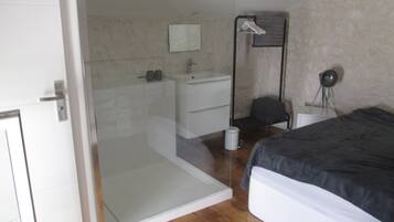 1 bedroom, bed sheets