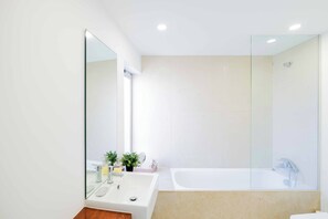 Ensemble douche/baignoire, sèche-cheveux, bidet, serviettes fournies