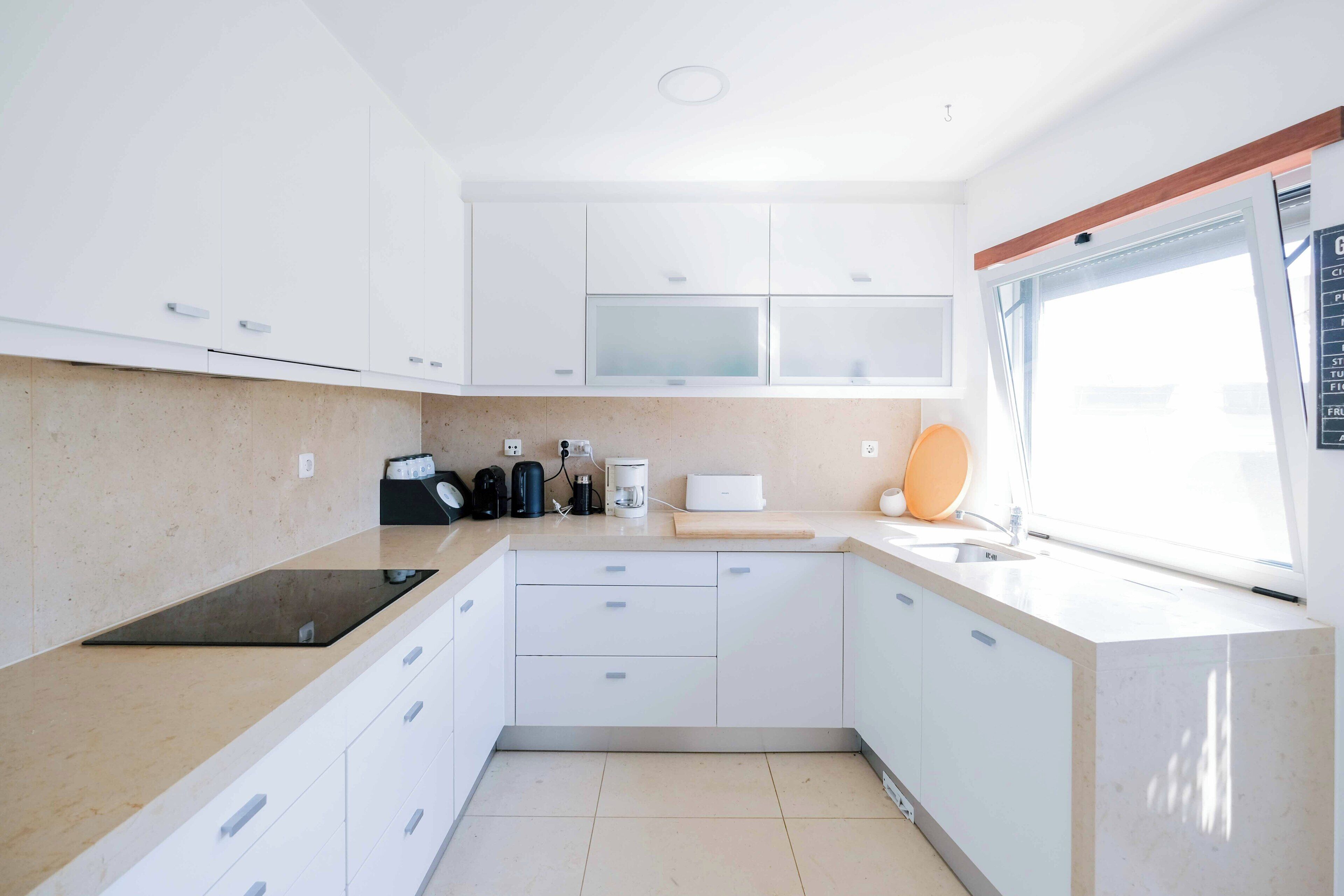 ثلاجة، ميكروويف، فرن، موقد طهي مسطح