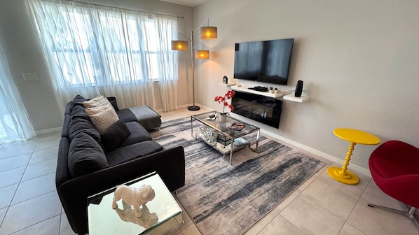 Smart TV, lareira, DVD player, mesa de pingue-pongue