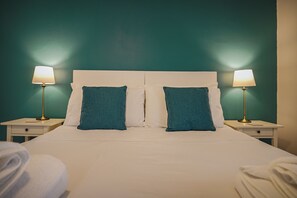 2 bedrooms, desk, iron/ironing board, free WiFi - Flint Cottage - single storey 4* Holiday Cottage close to the Heritage Coast (Saxmundham)