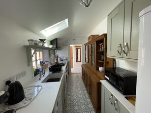 Fridge, microwave, oven, stovetop - Flint Cottage - single storey 4* Holiday Cottage close to the Heritage Coast (Saxmundham)