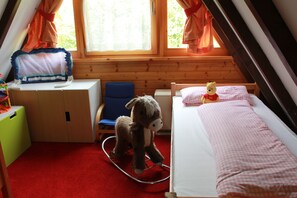 3 bedrooms, travel crib, free WiFi, bed sheets