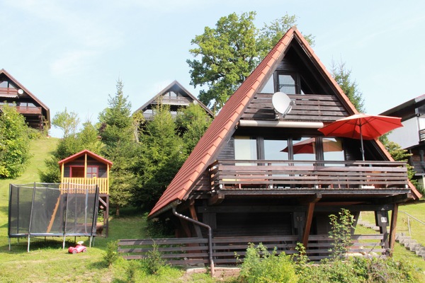 Ferienhaus mit eigenem Spielhaus, Sandkasten und Trampolin