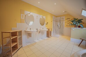 Ensemble douche/baignoire, sĂšche-cheveux, serviettes fournies