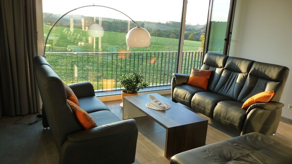 Fernseher, Tischtennisplatte, Bücher, Stereoanlage