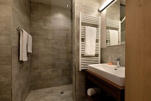 Douche, sèche-cheveux, serviettes fournies
