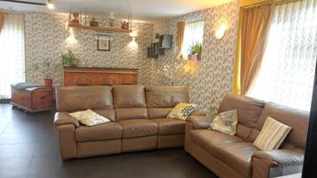 Televisie, een open haard en een dvd-speler