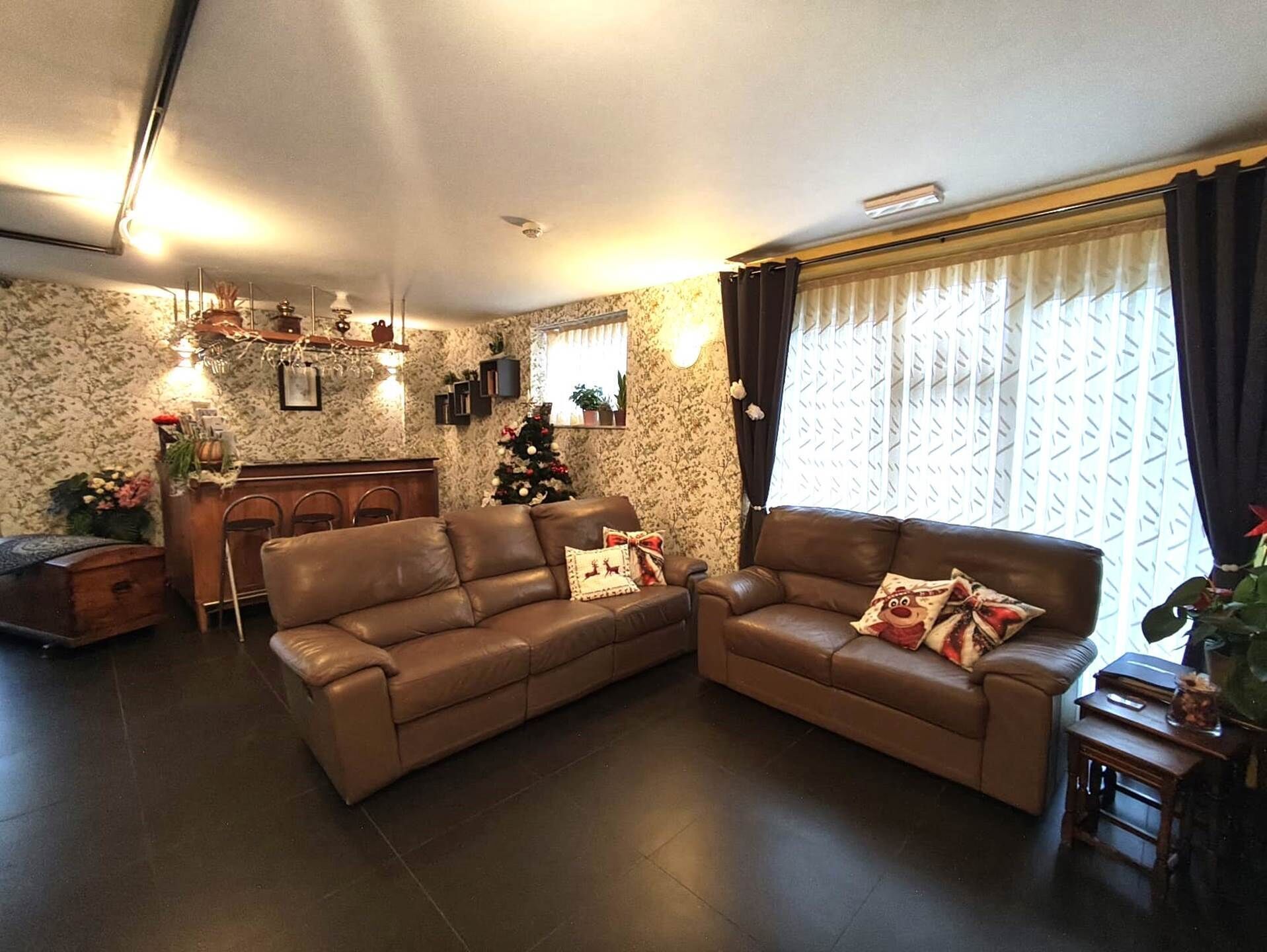 Televisie, een open haard en een dvd-speler