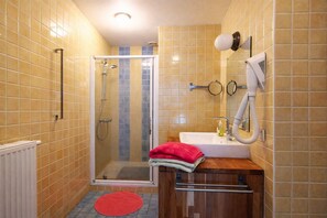 Badkar/dusch, hårtork och handdukar