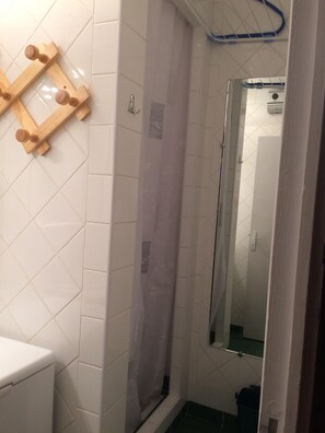Bruser, hårtørrer, Sæbe, Toiletpapir