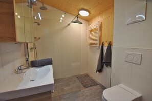 Douche, séchoir à cheveux, plancher chauffant (salle de bain)