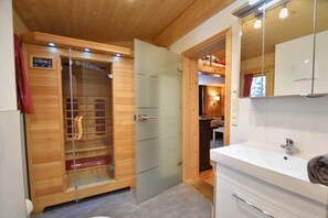 Shower, hair dryer, heated floors, towels - Quaint chalet at 1700m with infra-red sauna, directly in the ski and hiking region! (Turracherhöhe)