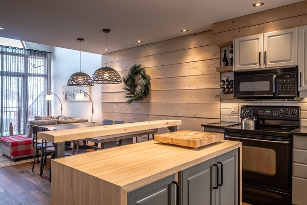 Fridge, microwave, oven, stovetop - Tremblant Condo 405 Ski In/ski out (Mont-Tremblant)