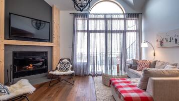 智能电视、壁炉、影片库、立体声音响