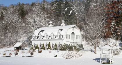 "French Country Barn Loft" Luxurious Couple's Escape on the New River