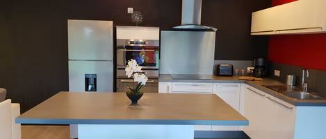 Een koelkast, een magnetron, een oven, een kookplaat