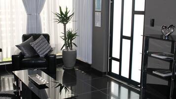 Kahden hengen huone, 1 keskisuuri parisänky, oma kylpyhuone | Vastaanottosali