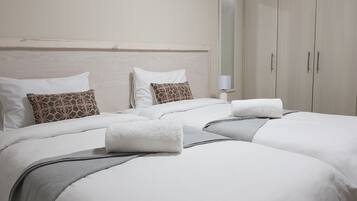 1 غرفة نوم وخزنة داخل الغرفة ومكتب وتجهيزات عازلة للصوت