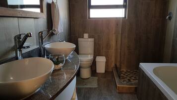 Dusche, kostenlose Toilettenartikel, Haartrockner, Handtücher