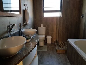 Ducha, artículos de higiene personal gratuitos y secador de pelo