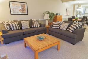 Smart TV, fireplace, DVD player, books - Sea Breeze Condos @ Inn of the Sea, Oceanfront, Pool, Hot Tub, private dock (Nanaimo)