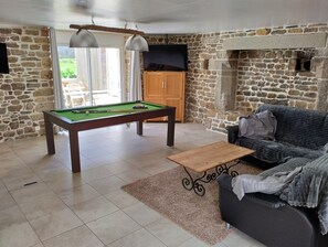 Télévision, baby-foot, livres