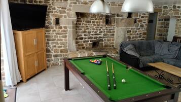 Télévision, baby-foot, livres