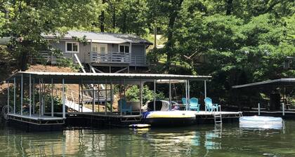  SpringSpecial! Lake Front! Featured on “HGTV"Private dock,2 Kayaks,FirePit!SUP!