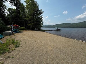 Rannalla, aurinkotuoleja