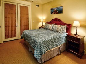 2 bedrooms, iron/ironing board, free WiFi, bed sheets - Cozy and Charming Hill Country Lakeview Oasis (Jonestown)