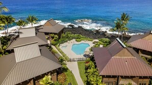 A resort with multiple buildings, a swimming pool, and a view of the ocean. - 🏖️Oceanfront Kona Townhome w/ A/C | Walk to Magic Sands (Kailua Kona)