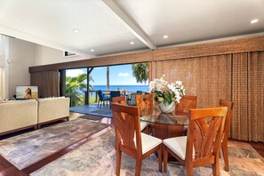 Interior - 🏖️Beautiful Oceanfront | Air-Conditioned | Sleeps 6 | Walk to Beach (Kailua Kona)