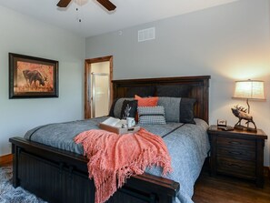 4 bedrooms, iron/ironing board, travel crib, WiFi - Majestic Moose Lodge - 5 Star Resort Amenities, Pool, Lake, Gym, Tennis (Branson West)