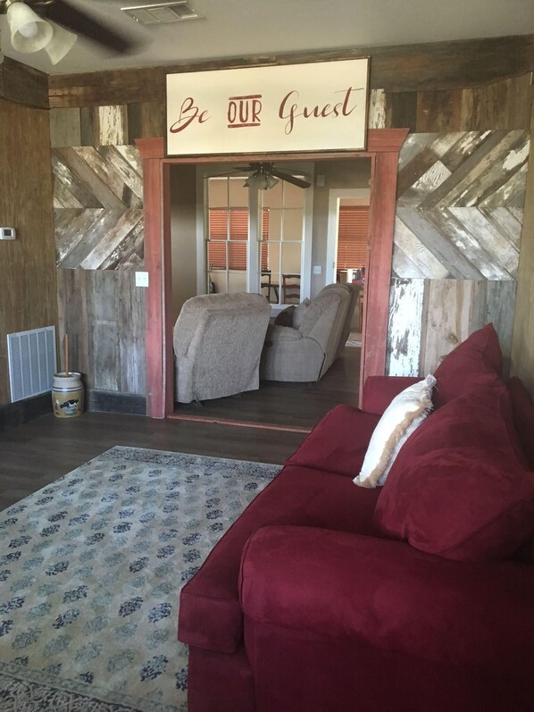 Smart TV, DVD player, books - Twisted River Resort (Castell)