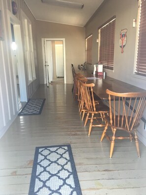 Dining - Twisted River Resort (Castell)