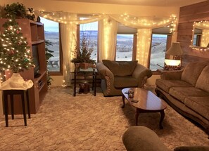 TV, fireplace, books, video library - Awesome 1bdrm Apt with incredible Mountain & River Views (see enclosed pics)!! (Livingston)