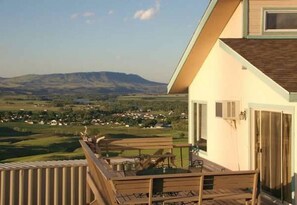 Outdoor dining - Awesome 1bdrm Apt with incredible Mountain & River Views (see enclosed pics)!! (Livingston)